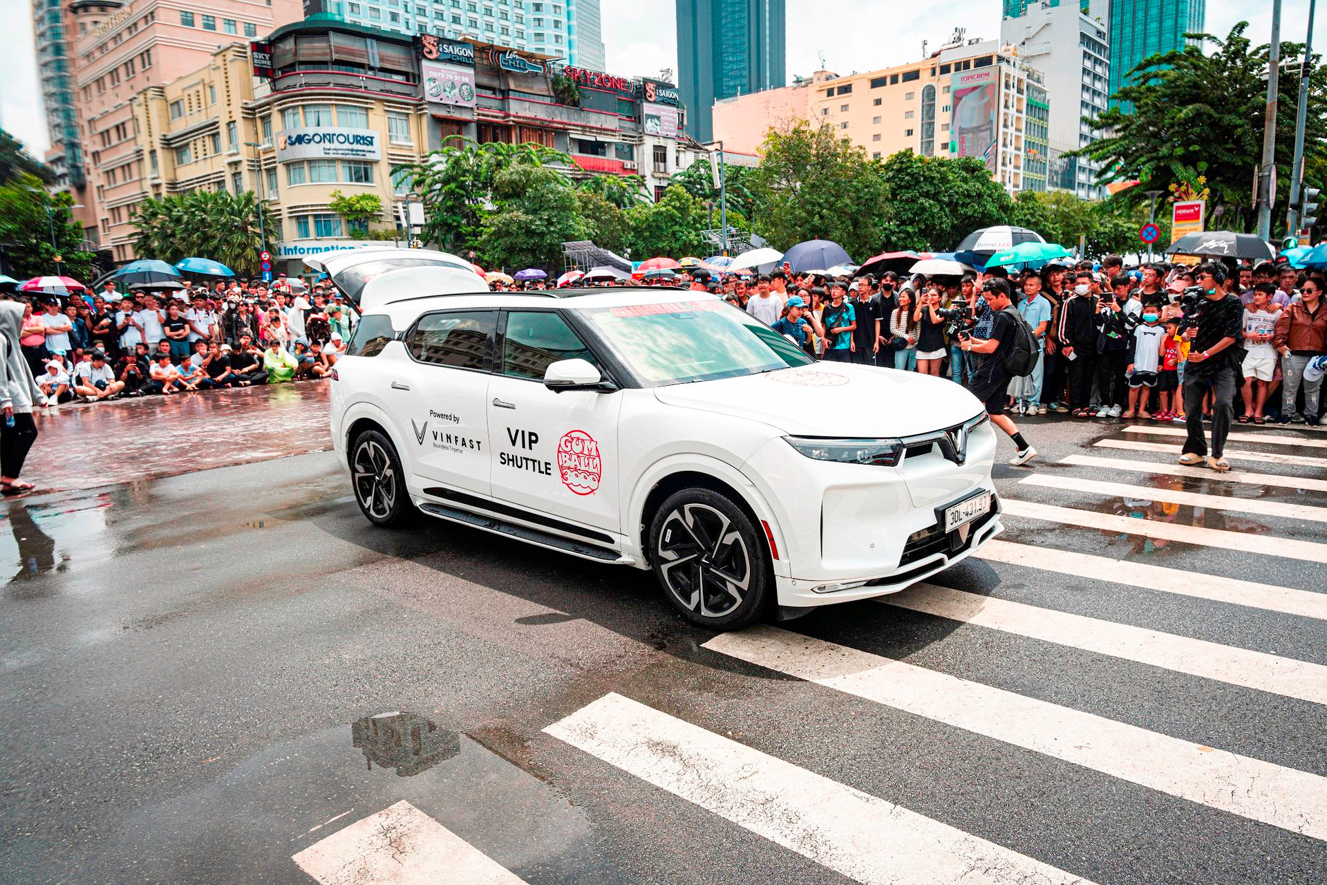 Dàn xe 3.000 tỷ của ông Đặng Lê Nguyên Vũ, VinFast có mặt tại Gumball 3000 - Ảnh 5.