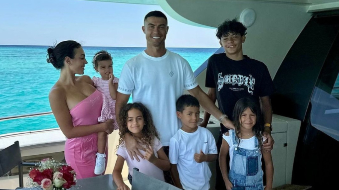 Ronaldo đăng ký học cho con tại trường danh tiếng gần siêu biệt thự, bị từ chối vì lý do không ngờ- Ảnh 1.