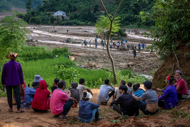 Nhà giáo Nguyễn Xuân Khang nhận nuôi toàn bộ học sinh Làng Nủ thoát nạn sau trận lũ quét kinh hoàng: "Nuôi các con đến 18 tuổi, hành trình còn rất dài"- Ảnh 4.