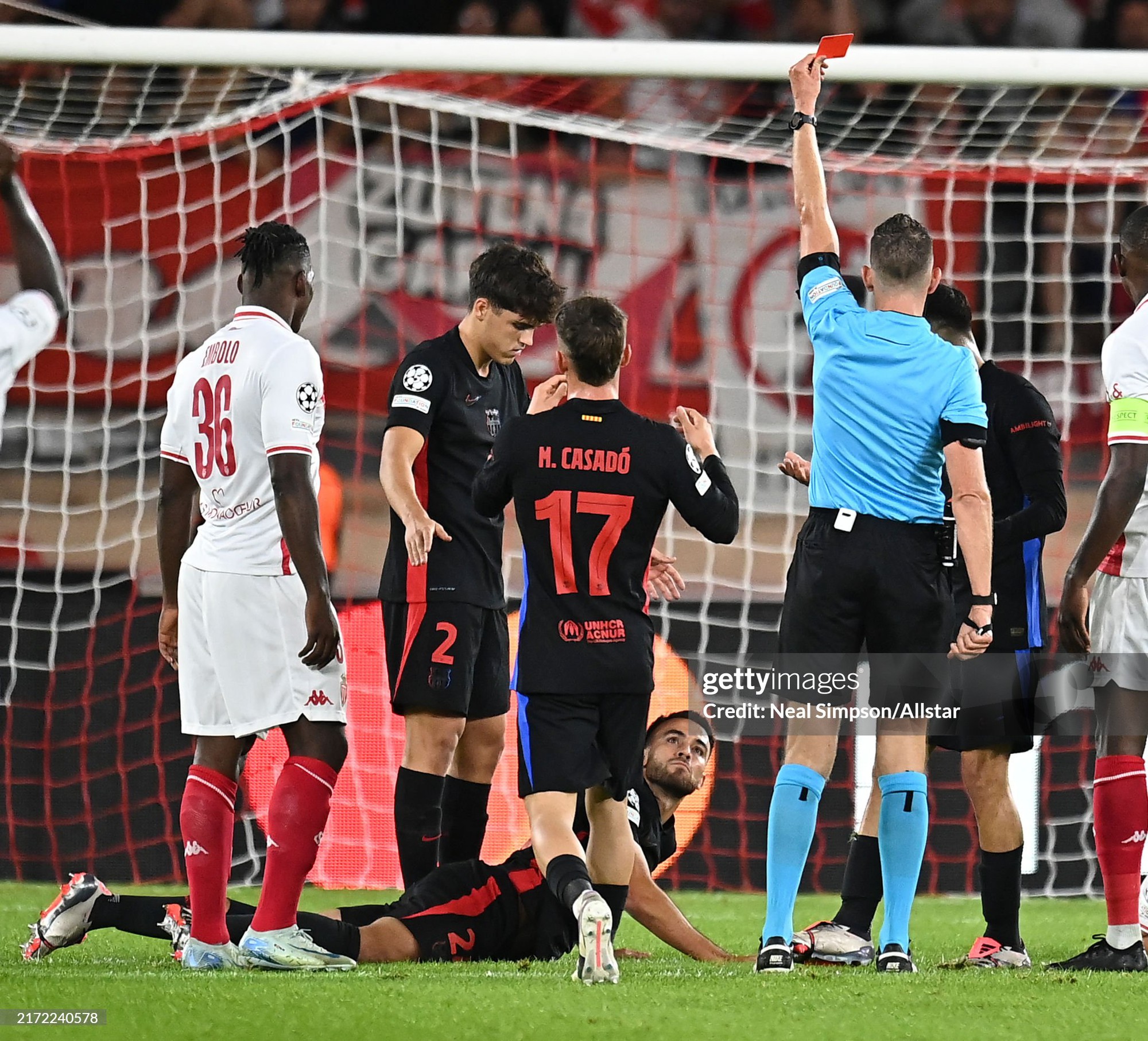 Lamine Yamal lập siêu phẩm, Barca vẫn đau đớn rời sân khách vì thẻ đỏ tai hại - Ảnh 1.