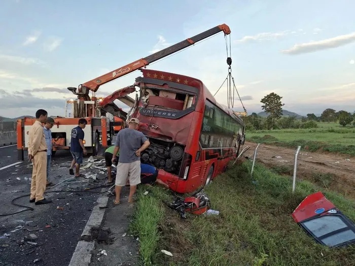 Hiện trường kinh hoàng vụ xe khách Phương Trang tông đuôi xe Hồng Sơn trên cao tốc khiến nhiều người thương vong- Ảnh 6.