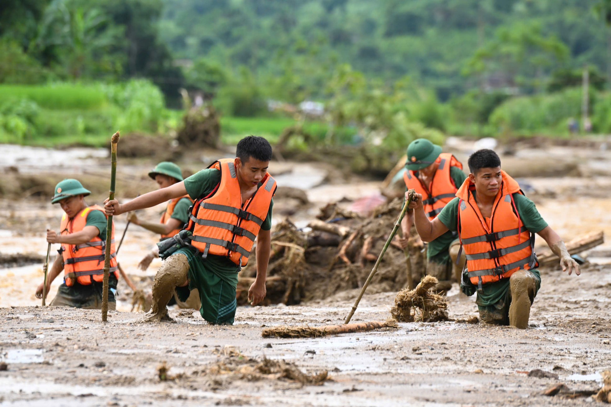 Binh nhì Trung đoàn 98 bật khóc khi phải rời Làng Nủ sau lũ lụt khủng khiếp - Ảnh 1.