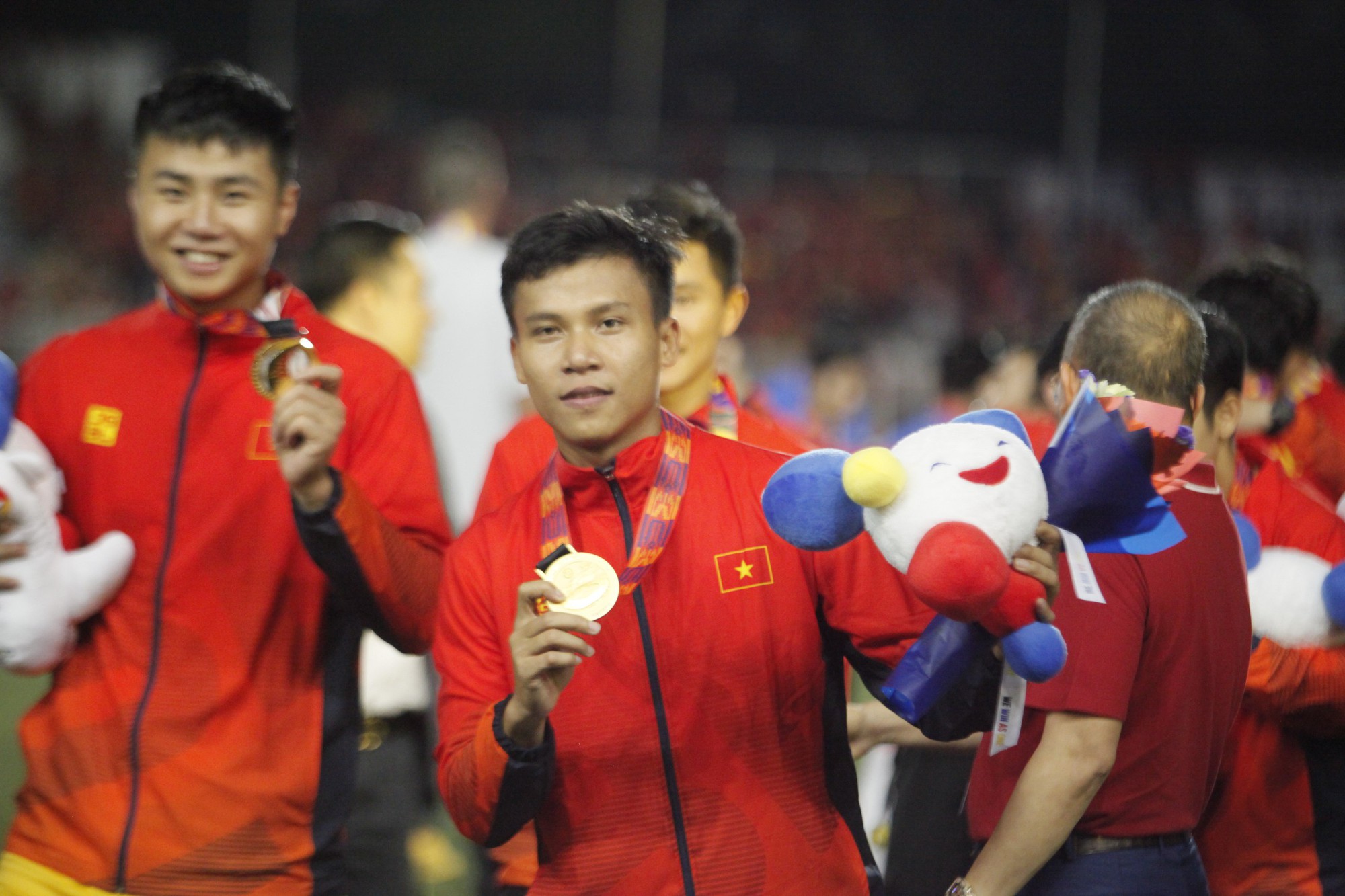 "Độc lạ" V.League: Hậu vệ ĐTVN đổi 3 đội bóng trong hơn 1 tháng, bất ngờ xuống đá giải hạng Nhất- Ảnh 1.