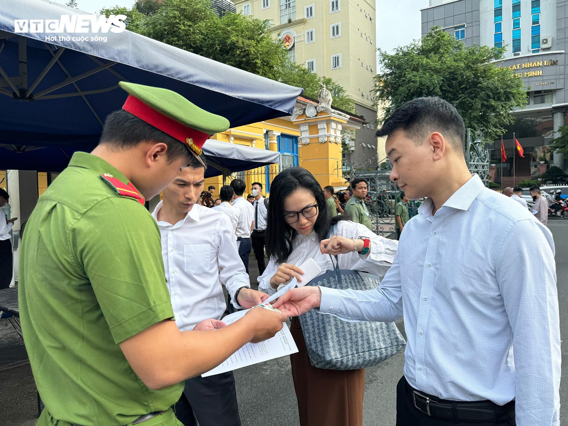 An ninh thắt chặt tại phiên tòa Trương Mỹ Lan giai đoạn 2 - Ảnh 10.