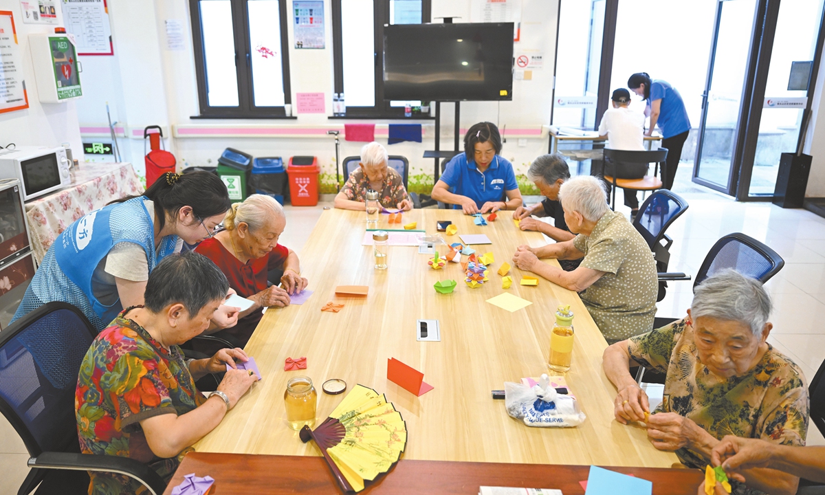 Không có học sinh, hàng loạt trường mẫu giáo cải tạo thành viện dưỡng lão: Hiệu trưởng làm quản ca cho các cụ già- Ảnh 2.