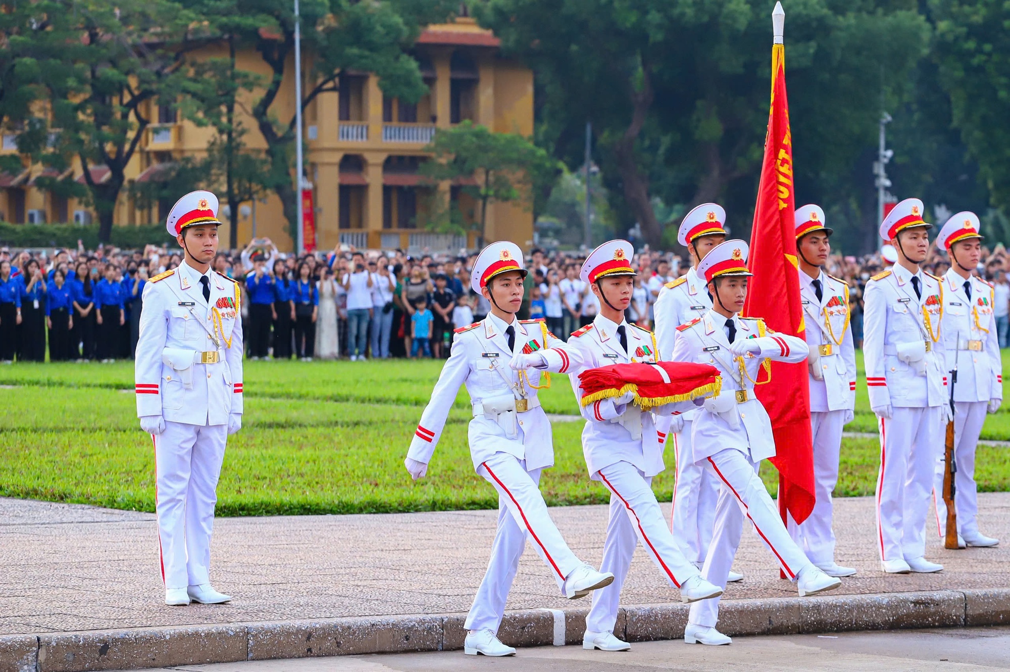 Hàng ngàn người dân chứng kiến Lễ thượng cờ thiêng liêng trong ngày Quốc khánh 2-9- Ảnh 2.