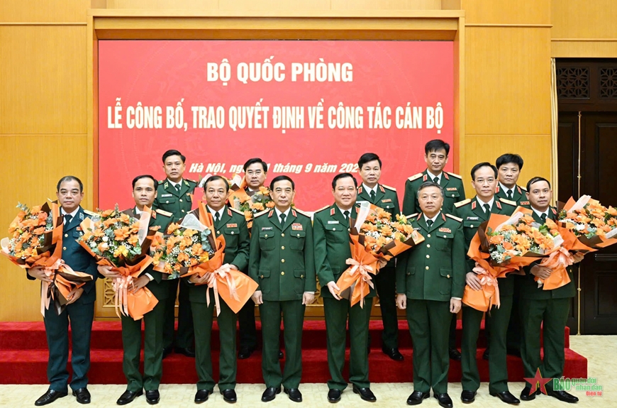 Đại tướng Phan Văn Giang trao quyết định thăng quân hàm cấp tướng; kiểm tra Trung đoàn 209- Ảnh 1.