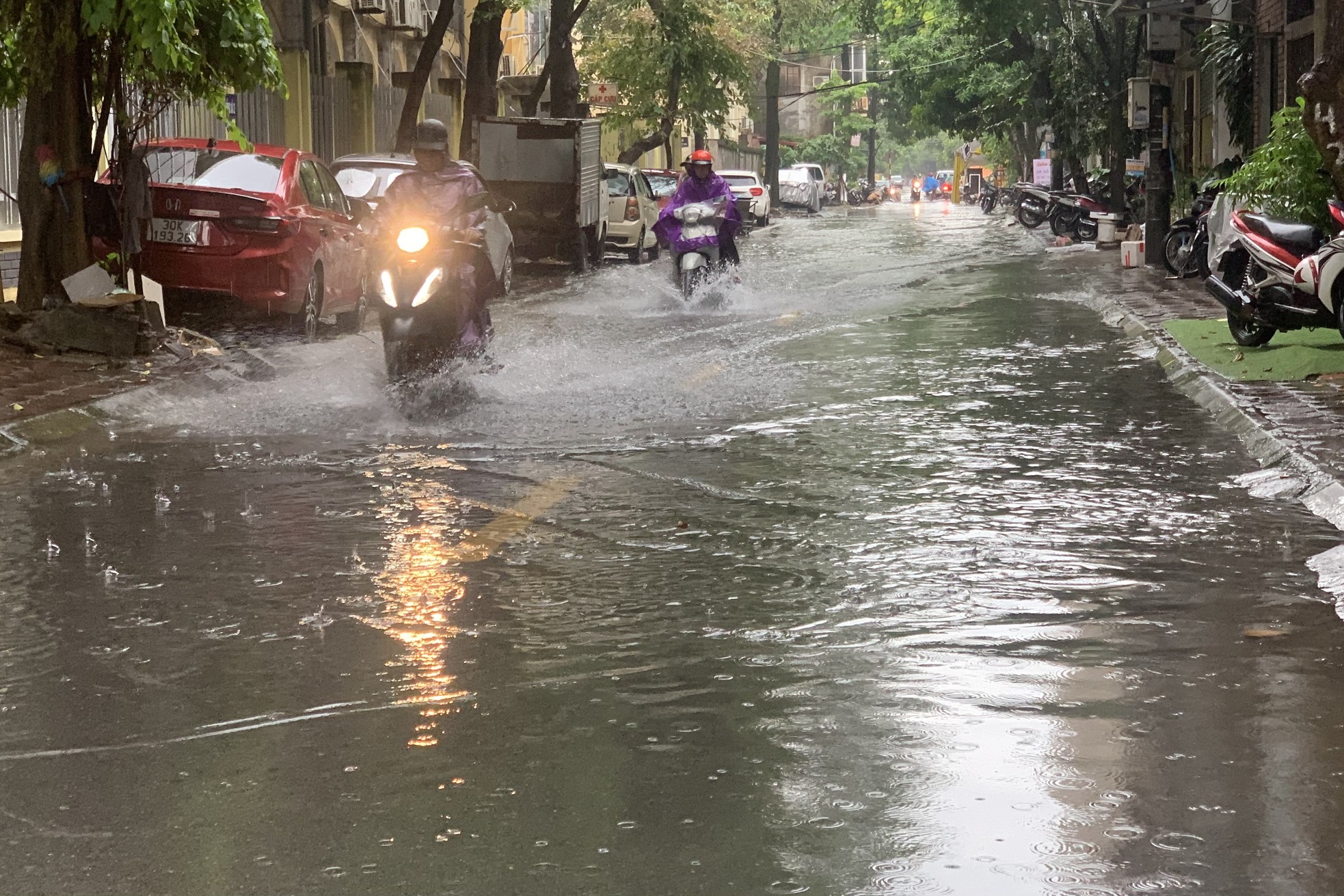 Mưa trắng trời, nhiều tuyến phố tại Hà Nội ‘thành sông’ chỉ sau 15 phút- Ảnh 15.