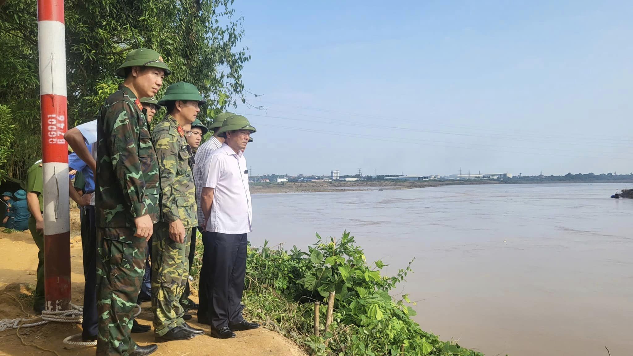 [Ảnh] Hiện trường trục vớt nhịp cầu Phong Châu và phương tiện bị chìm trong vụ sập cầu kinh hoàng - Ảnh 11.