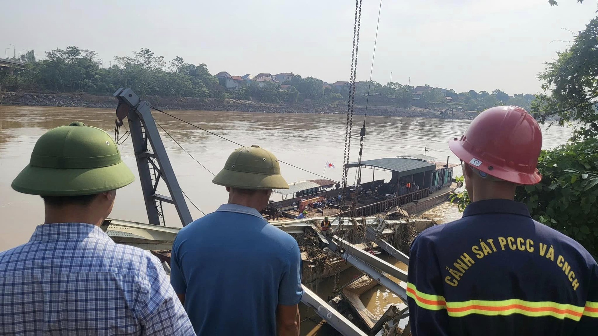 Bắt đầu trục vớt nhịp cầu Phong Châu và phương tiện bị chìm trong vụ sập cầu kinh hoàng- Ảnh 7.