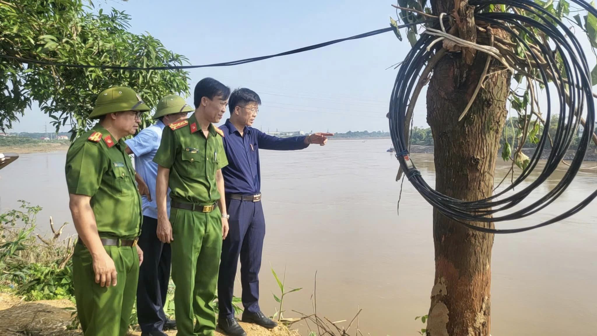 [Ảnh] Hiện trường trục vớt nhịp cầu Phong Châu và phương tiện bị chìm trong vụ sập cầu kinh hoàng - Ảnh 7.