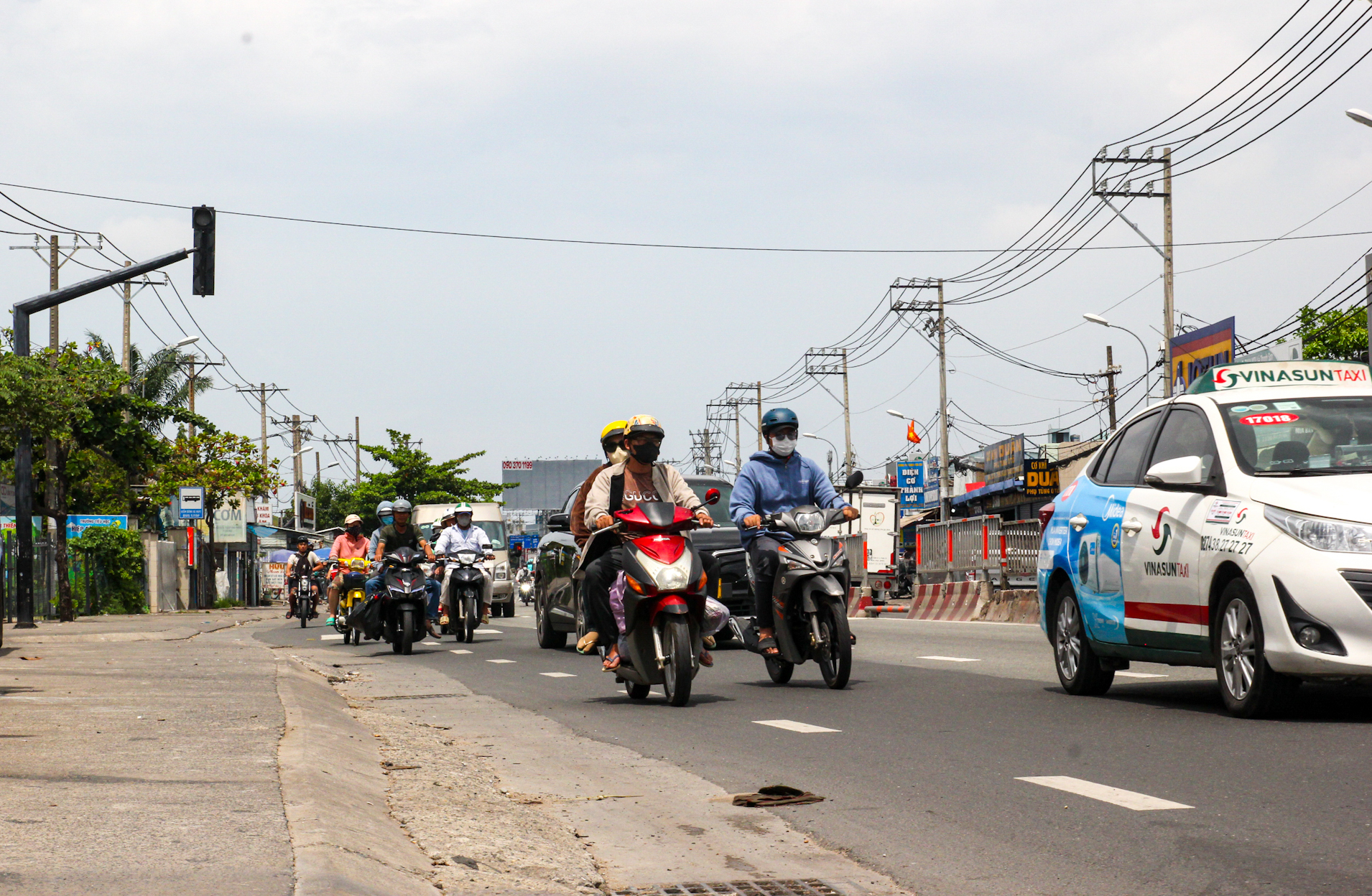 Cảnh đối lập trên con đường huyết mạch nối Thành phố Hồ Chí Minh và Bình Dương: Nơi là đại lộ 8 làn xe, nơi đang chuẩn bị 14.000 tỷ để mở rộng- Ảnh 6.