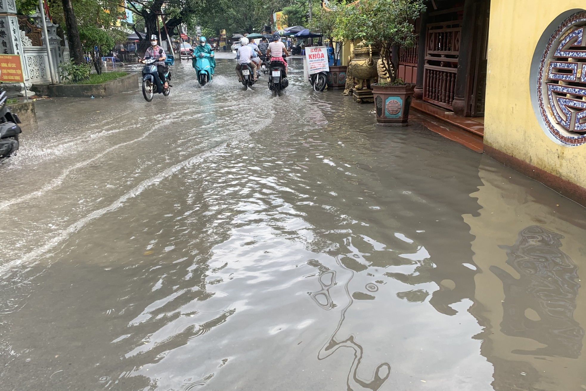 Mưa trắng trời, nhiều tuyến phố tại Hà Nội ‘thành sông’ chỉ sau 15 phút- Ảnh 21.