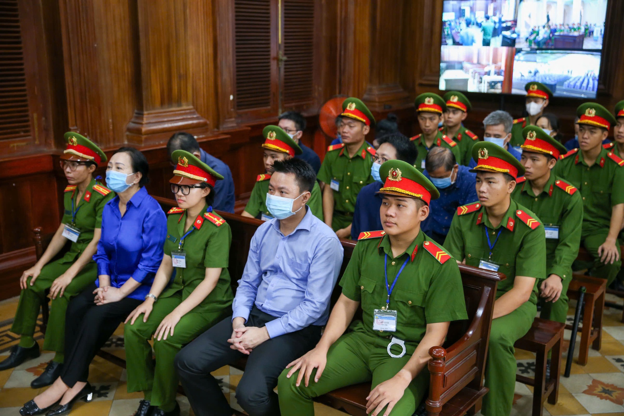 “ Cánh tay đắc lực ” Trương Mỹ Lan: Cựu Tổng Giám đốc SCB khóc nghẹn tại tòa - Ảnh 2.