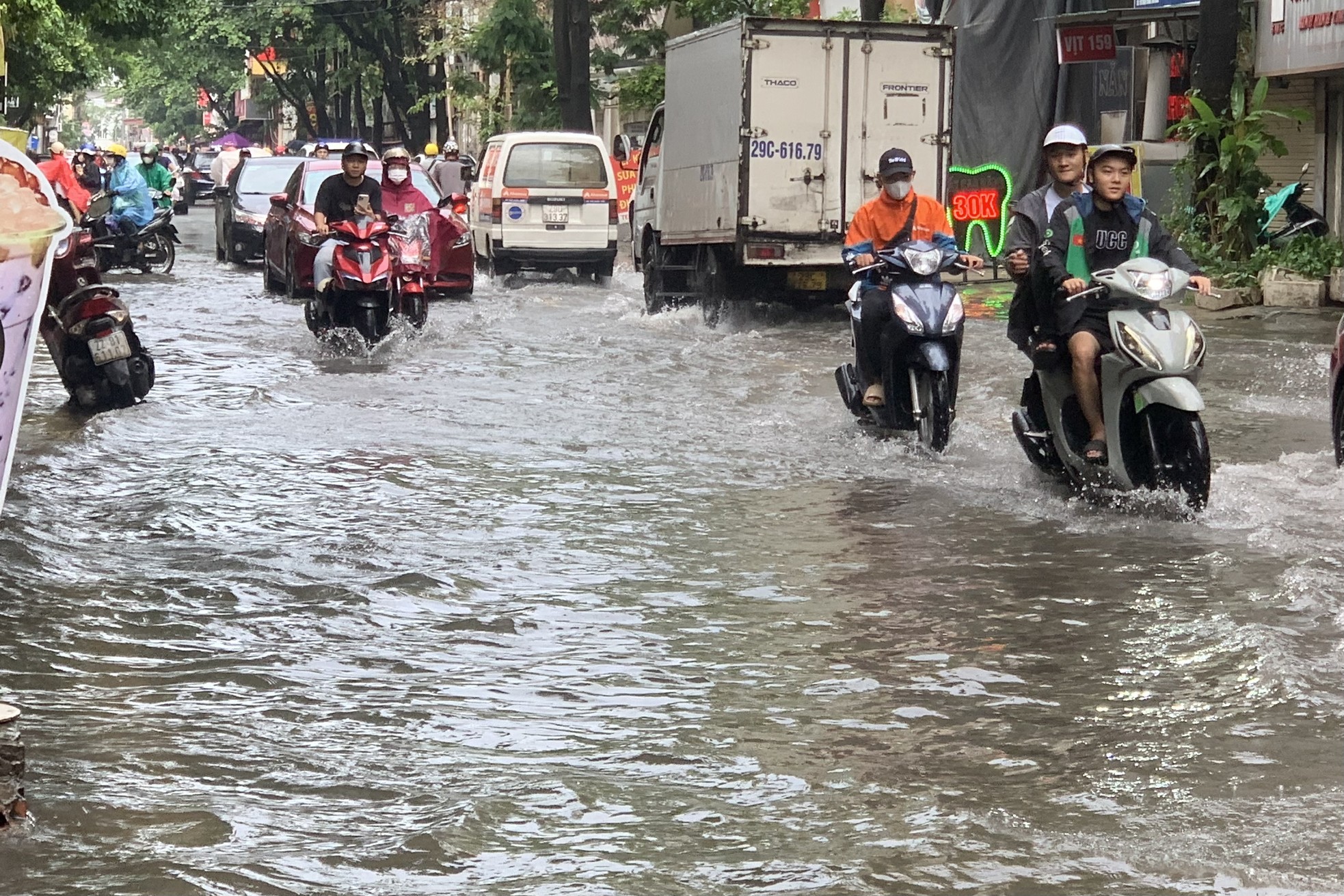 Mưa trắng trời, nhiều tuyến phố tại Hà Nội ‘thành sông’ chỉ sau 15 phút- Ảnh 19.