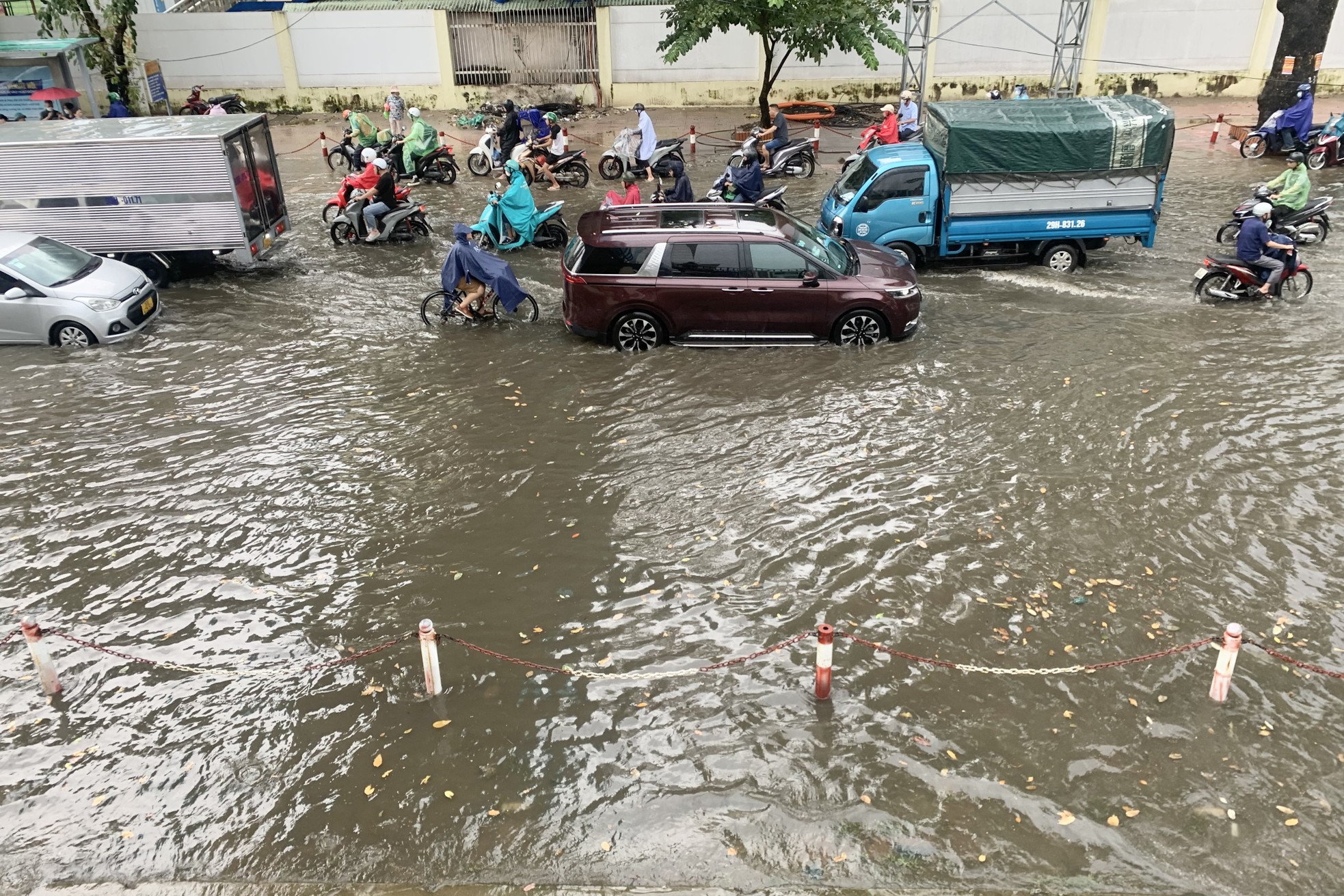 Mưa trắng trời, nhiều tuyến phố tại Hà Nội ‘thành sông’ chỉ sau 15 phút- Ảnh 12.