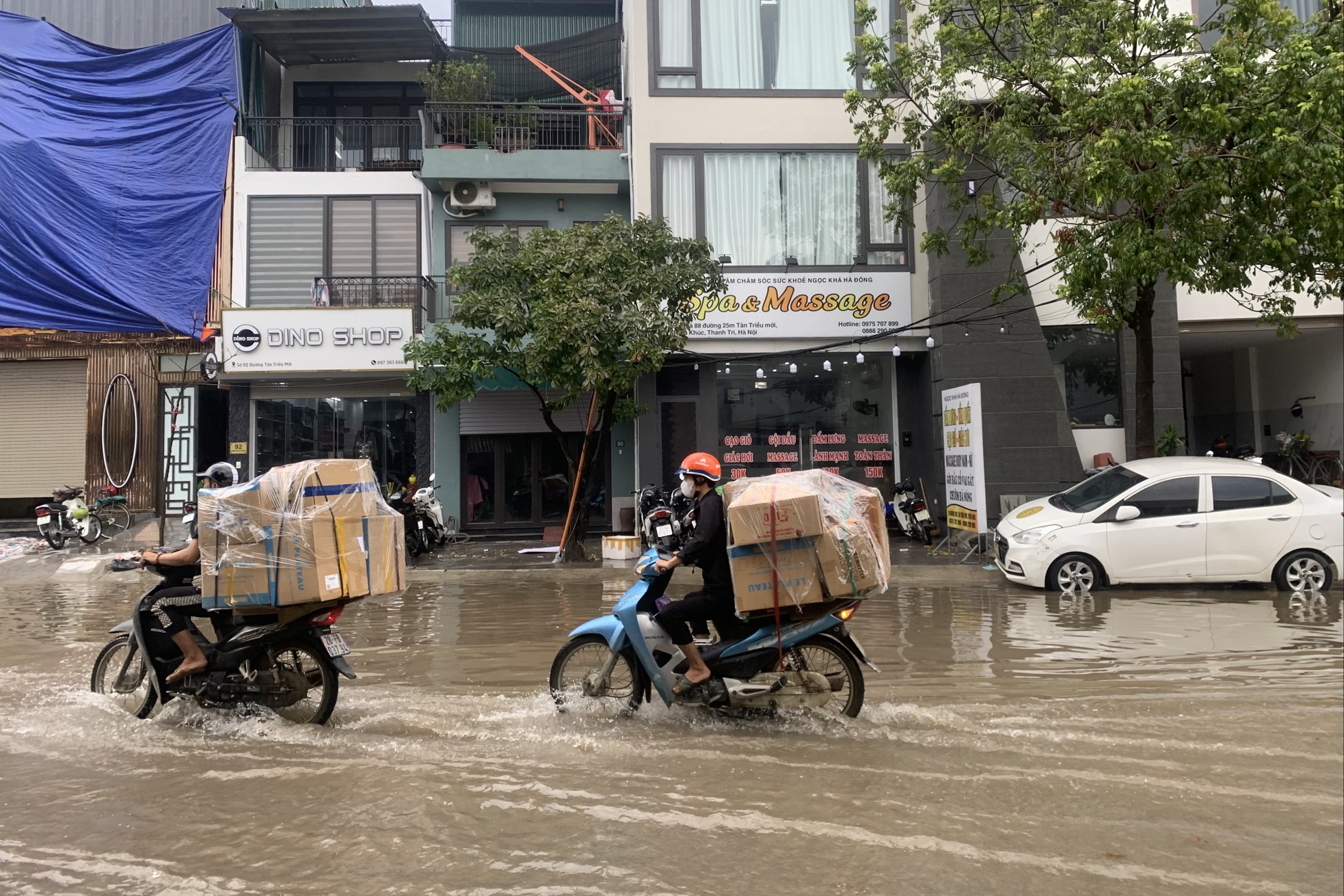 Mưa trắng trời, nhiều tuyến phố tại Hà Nội ‘thành sông’ chỉ sau 15 phút- Ảnh 20.