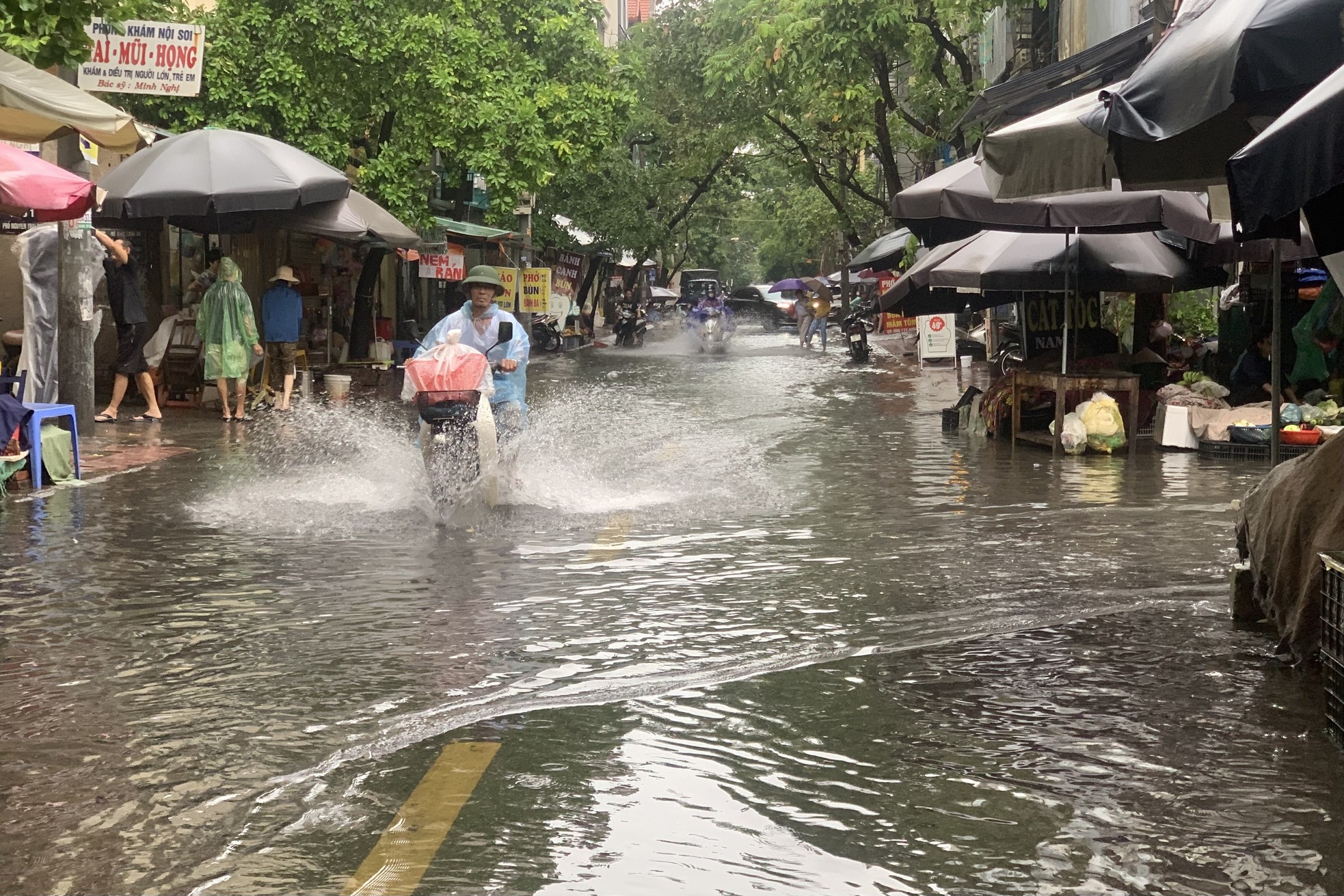 Mưa trắng trời, nhiều tuyến phố tại Hà Nội ‘thành sông’ chỉ sau 15 phút- Ảnh 16.