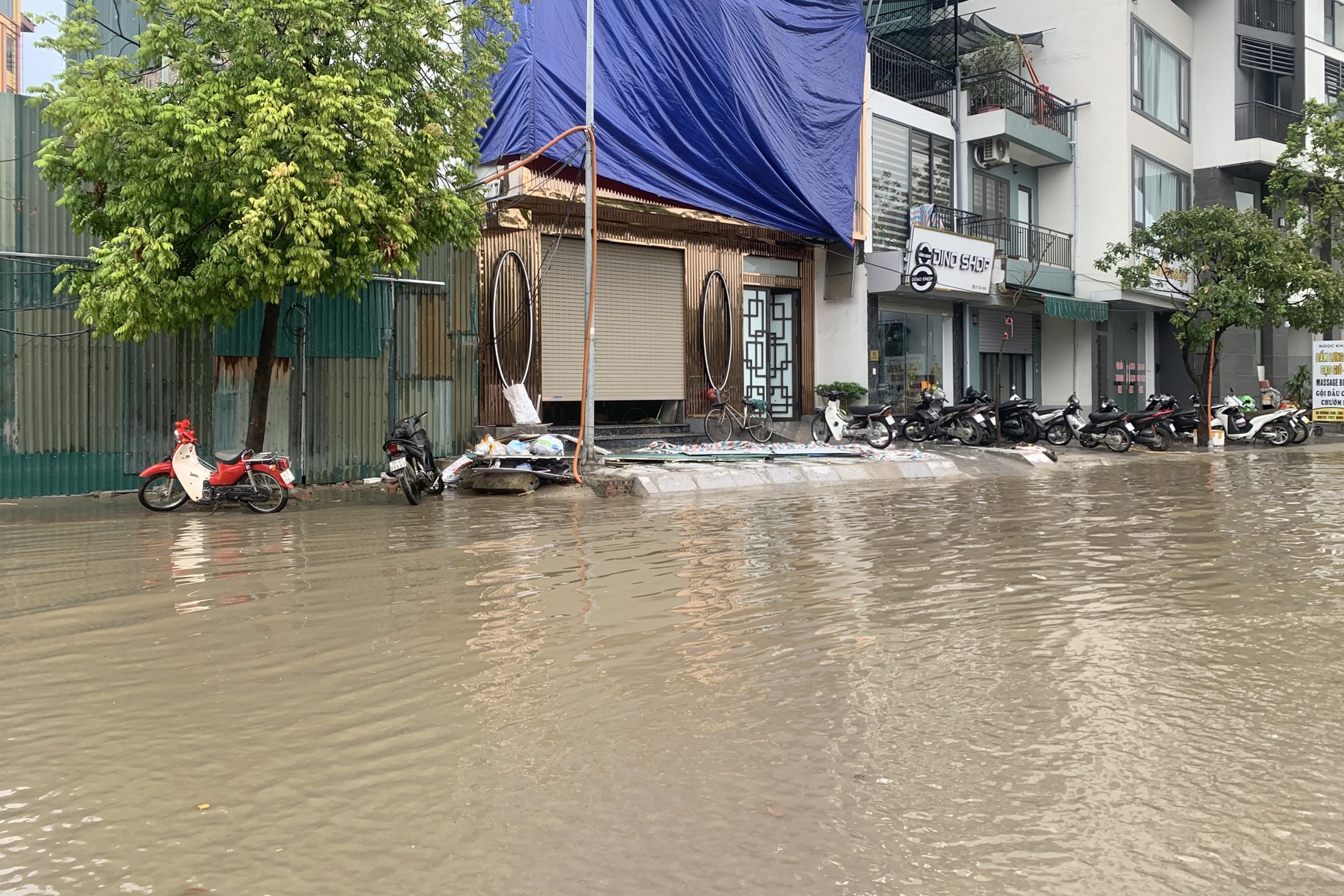 Mưa trắng trời, nhiều tuyến phố tại Hà Nội ‘thành sông’ chỉ sau 15 phút- Ảnh 22.