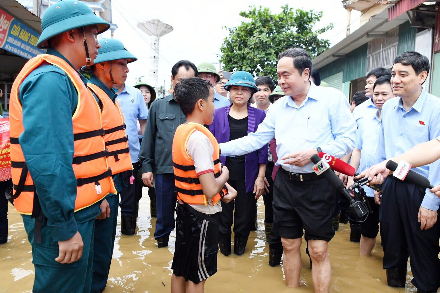 Nước mắt lãnh đạo hòa cùng nỗi đau dân tộc , tinh thần đoàn kết Việt Nam - Ảnh 6.