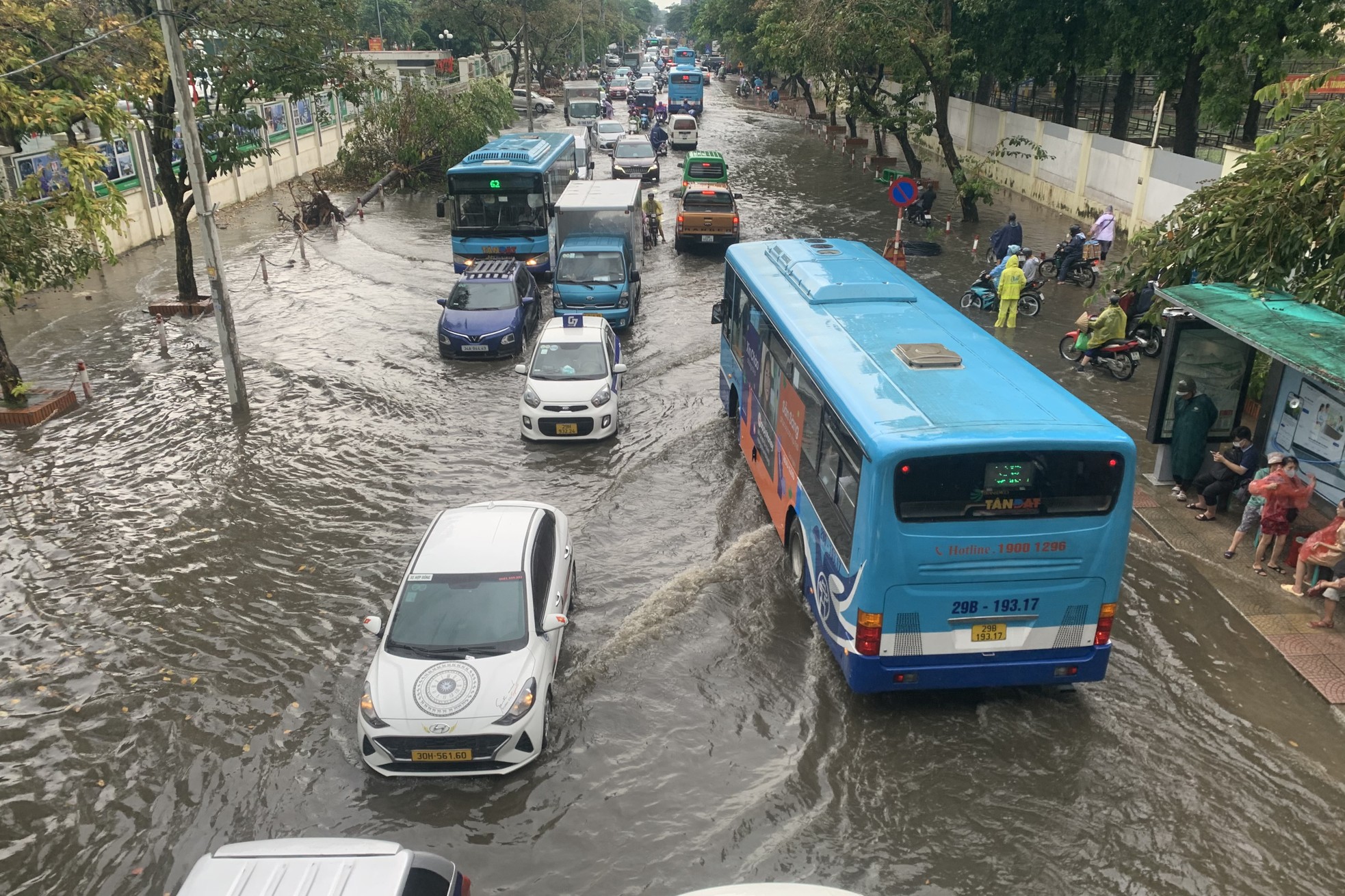 Mưa trắng trời, nhiều tuyến phố tại Hà Nội ‘thành sông’ chỉ sau 15 phút- Ảnh 3.