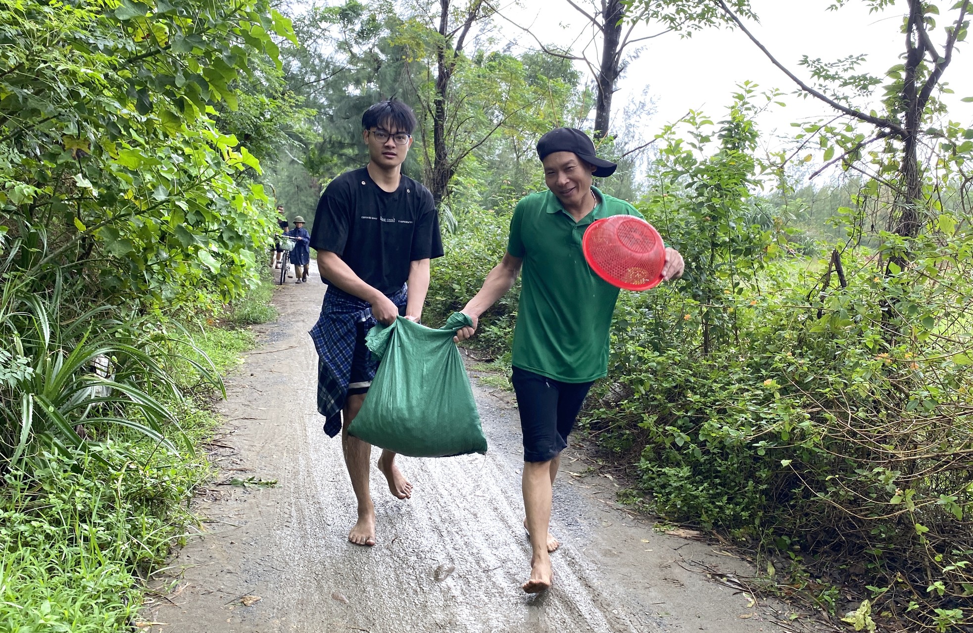 'Lộc biển' dạt trắng bờ, dân ra nhặt từng tải về ăn - Ảnh 15.