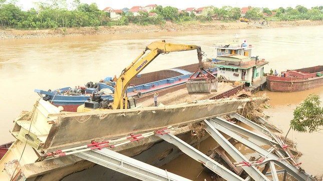 Đẩy nhanh tiến độ trục vớt cầu Phong Châu bị sập - Ảnh 2.