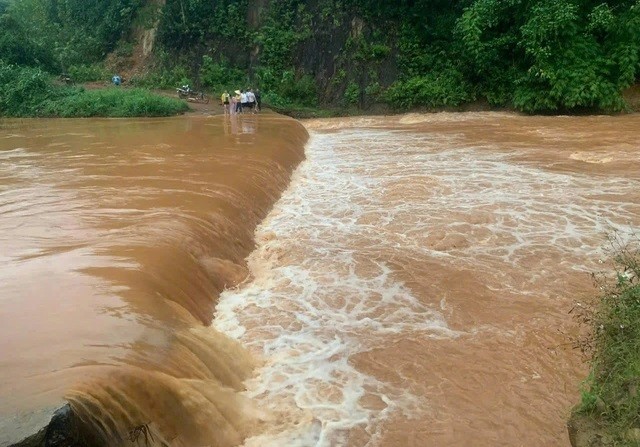 Cố gắng cứu xe máy bị nước cuốn , người đàn ông mất tích Tại Bình Phước - Ảnh 1.