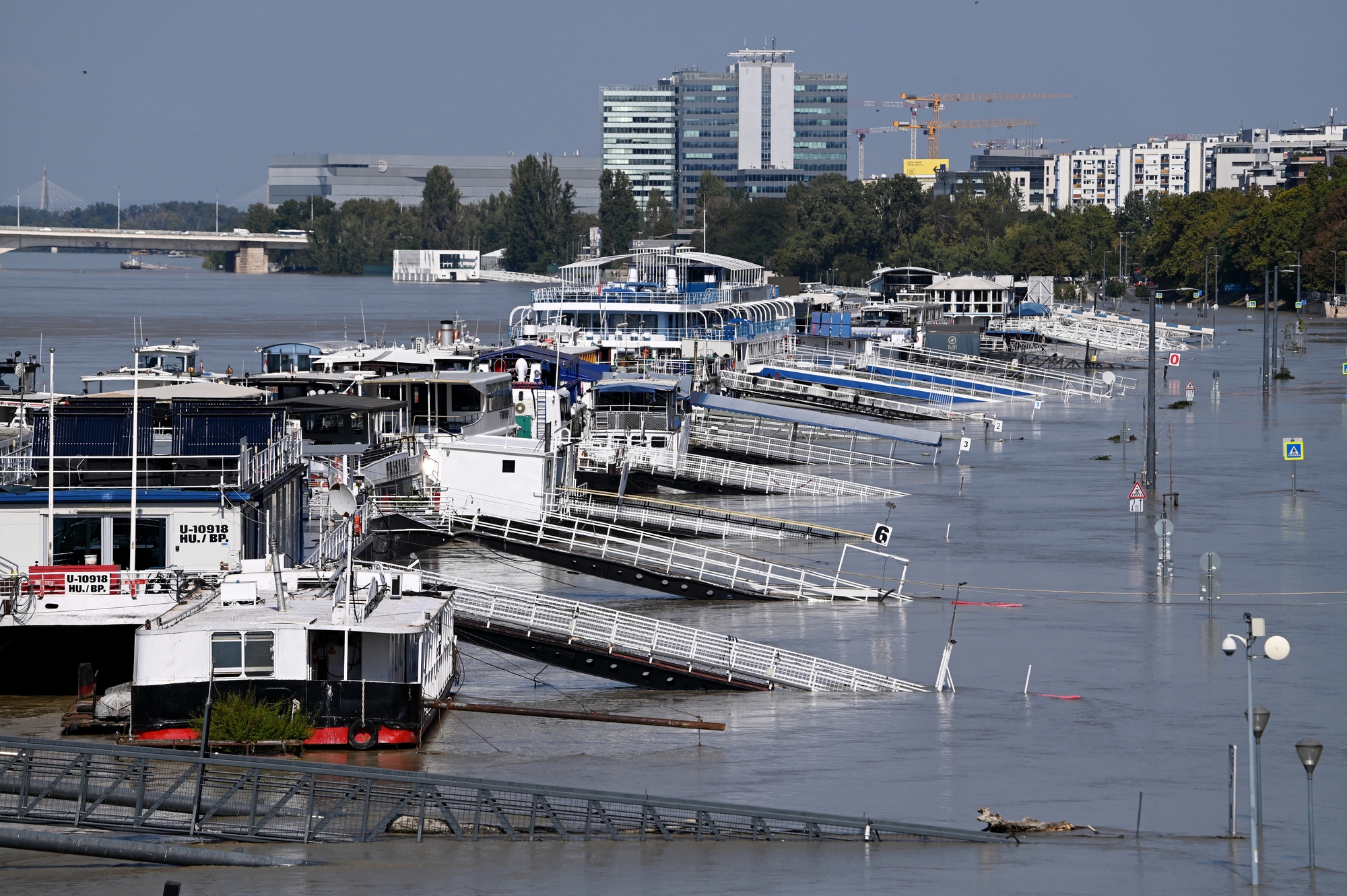 Lũ lụt tồi tệ nhất trong thập kỷ tấn công thủ đô Hungary - Ảnh 1.