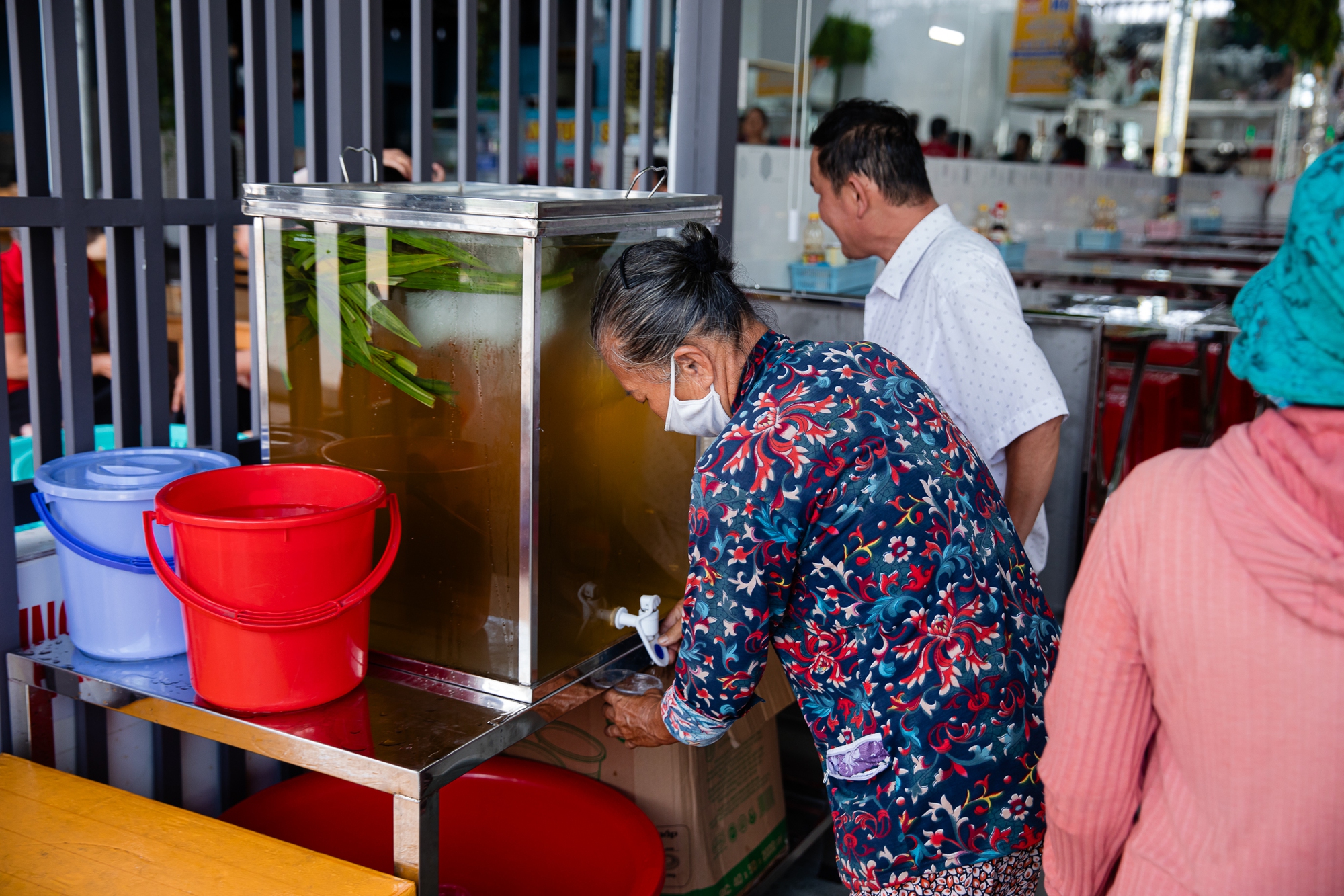 Ông chủ tiệm vàng Bình Dương mỗi ngày phục vụ hơn 600 suất cơm miễn phí: "Ai cần có bữa ăn thì đến đây mình sẽ phục vụ"- Ảnh 7.