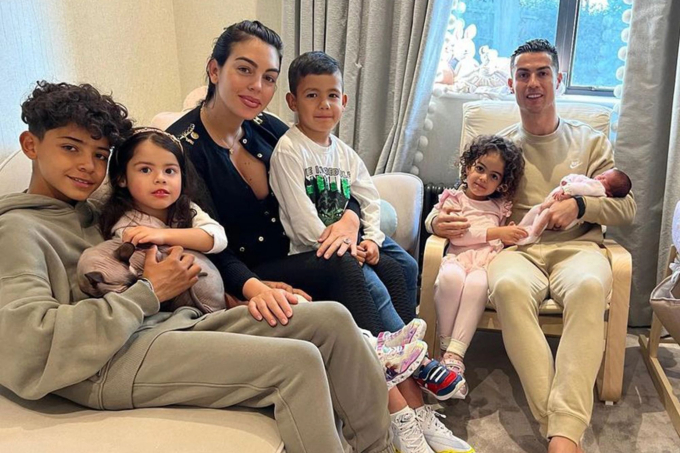 Mẹ của các con nhà Ronaldo là ai?- Ảnh 1.