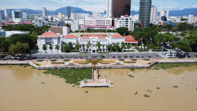 Kim tiêm lẫn 10 tấn rác thải tràn ngập bãi biển Đà Nẵng sau bão số 4 - Ảnh 15.