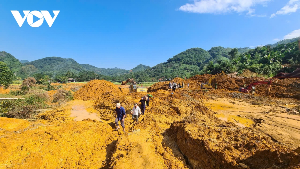 Không màng hiểm nguy, cứu 3 bà cháu thoát chết trong vụ sạt lở đất kinh hoàng- Ảnh 2.