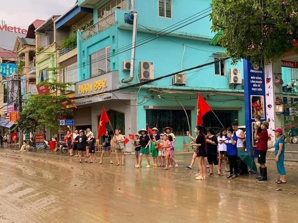 Xúc động hình ảnh người dân vùng lũ cầm cờ, hoa vẫy chào, cảm ơn các anh bộ đội- Ảnh 4.