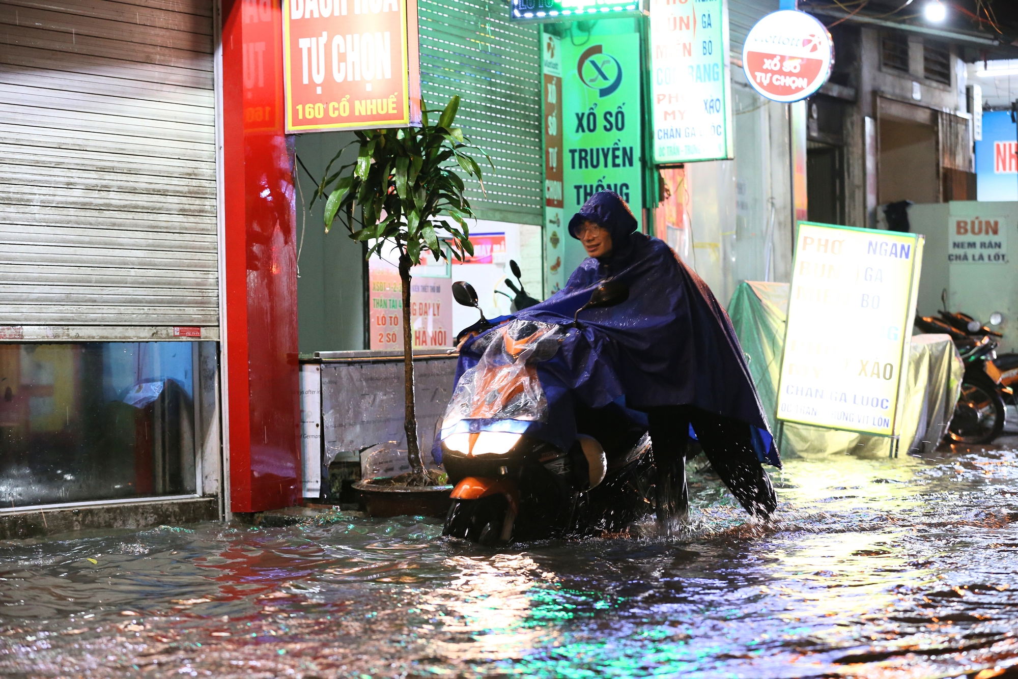 Mưa lớn tối cuối tuần khiến nhiều tuyến phố Hà Nội ngập sâu, người dân chật vật dắt xe chết máy- Ảnh 5.