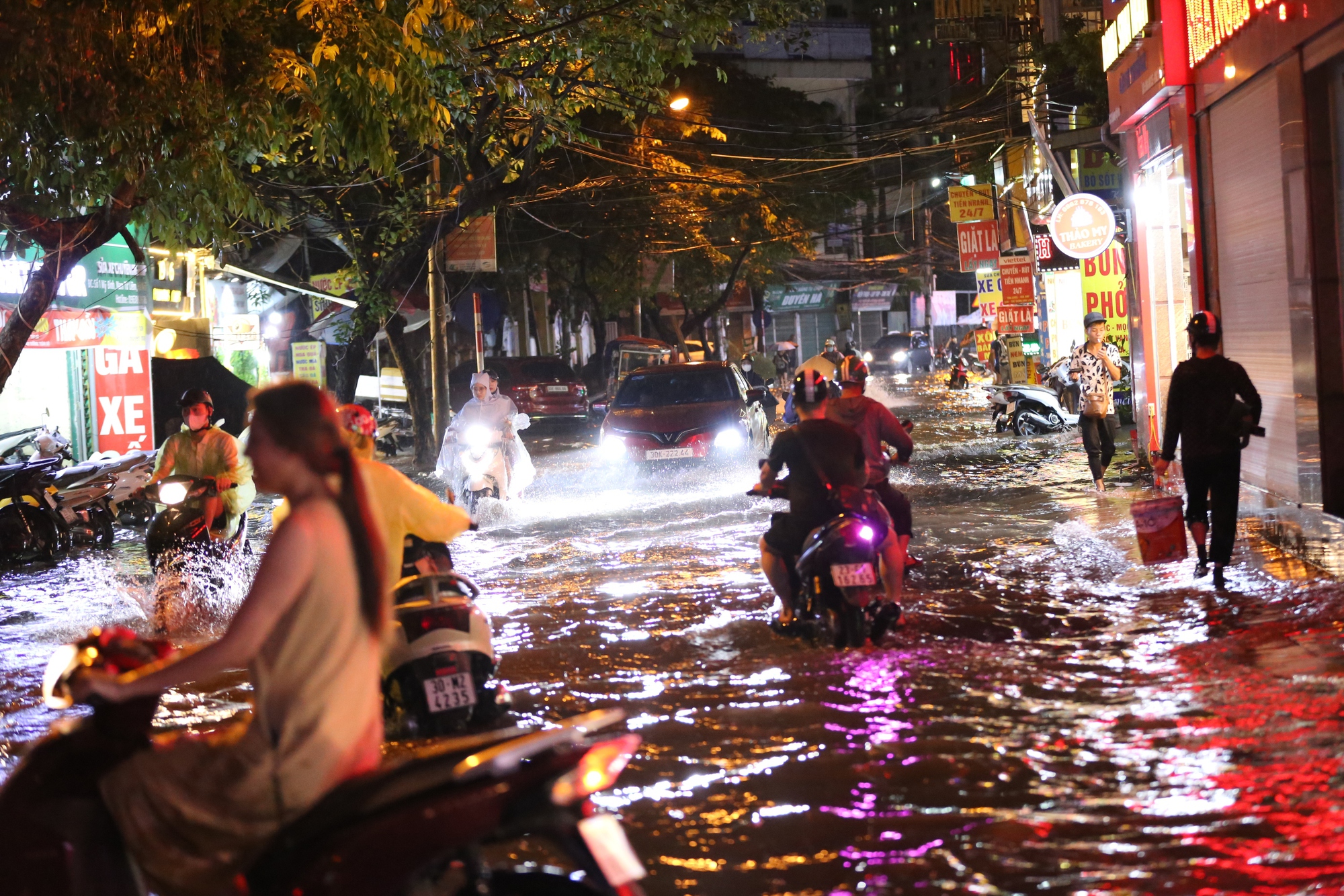 Mưa lớn tối cuối tuần khiến nhiều tuyến phố Hà Nội ngập sâu, người dân chật vật dắt xe chết máy- Ảnh 13.