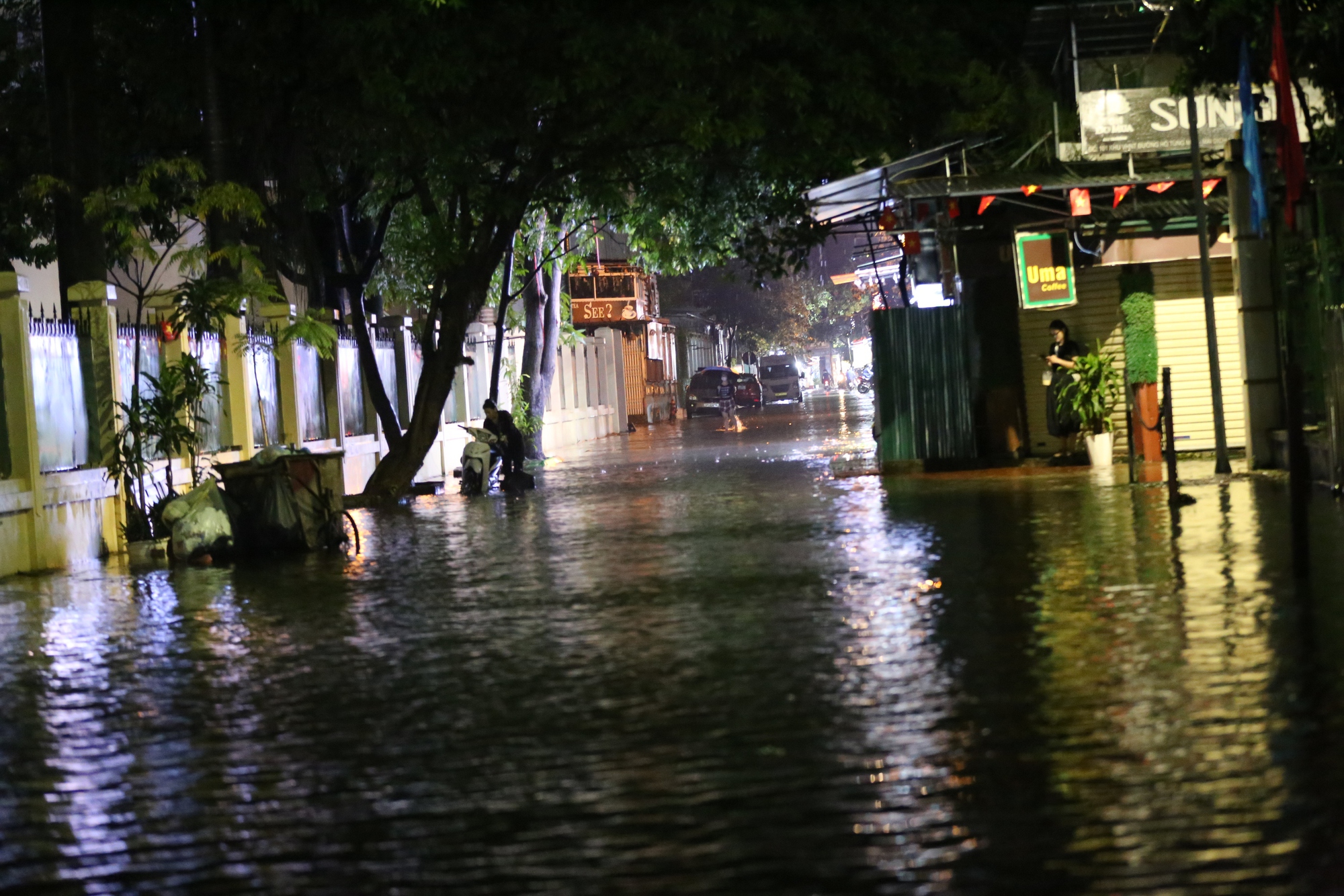 Mưa lớn tối cuối tuần khiến nhiều tuyến phố Hà Nội ngập sâu, người dân chật vật dắt xe chết máy- Ảnh 21.