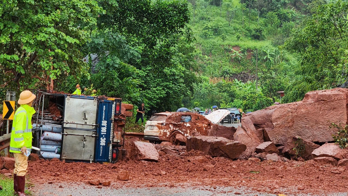 Đá lăn trúng 2 xe ô tô trên Quốc lộ 6 làm 8 người bị thương- Ảnh 2.