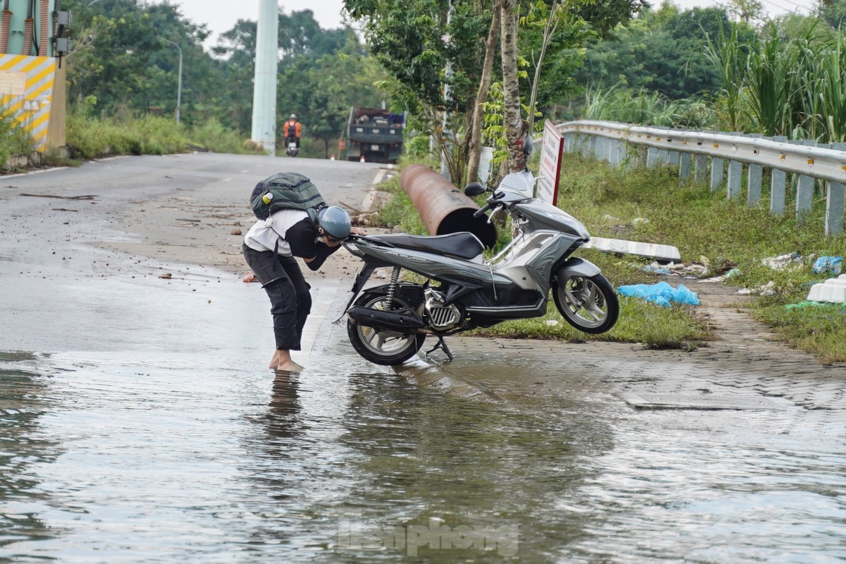 Người dân qua đại lộ Thăng Long bỏ 50.000 đồng/lượt xe bò để ‘vượt ngập’ - Ảnh 14.