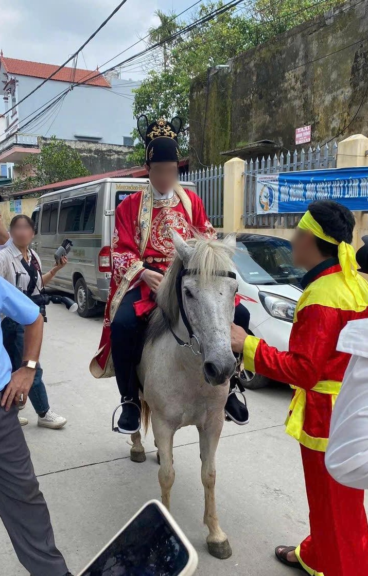 Đám cưới chú rể cưỡi ngựa, cô dâu trùm khăn, đi kiệu như phim cổ trang gây tranh cãi ở Hưng Yên- Ảnh 1.