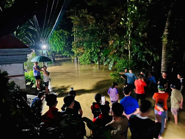 Qua đập tràn thanh hóa , 2 người bị lũ cuốn trôi - Ảnh 2.