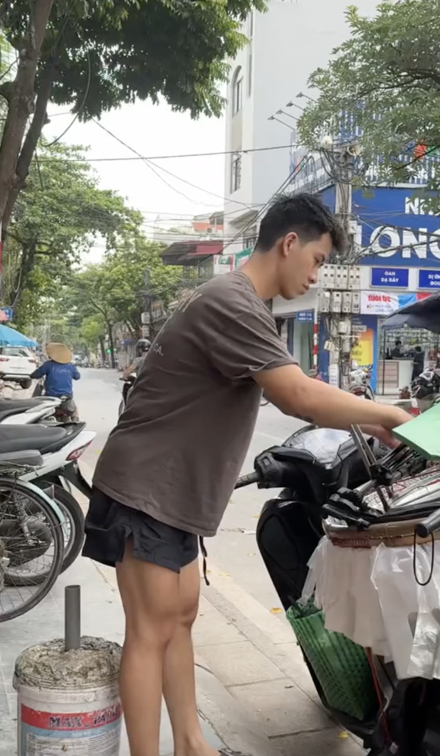 Thanh niên phụ vợ bán xôi “hữu duyên” viral khắp cõi mạng: Outfit đi làm đa dạng nhưng bộ nào cũng ám ảnh- Ảnh 9.