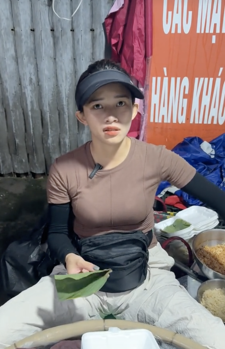 Thanh niên phụ vợ bán xôi “hữu duyên” viral khắp cõi mạng: Outfit đi làm đa dạng nhưng bộ nào cũng ám ảnh- Ảnh 6.