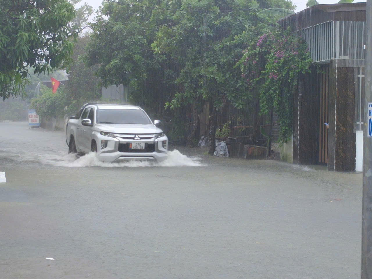 Mưa lớn khiến TP Vinh ngập sâu , giao thông tê liệt - Ảnh 2.