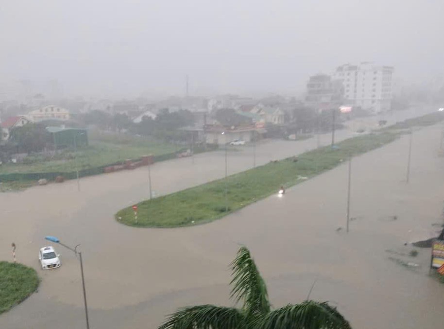 Mưa lớn khiến TP Vinh ngập sâu , giao thông tê liệt - Ảnh 9.