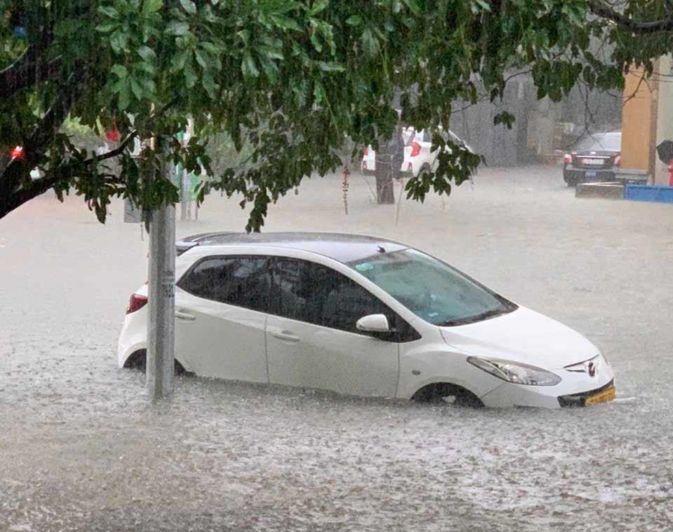 Mưa lớn khiến TP Vinh ngập sâu , giao thông tê liệt - Ảnh 5.