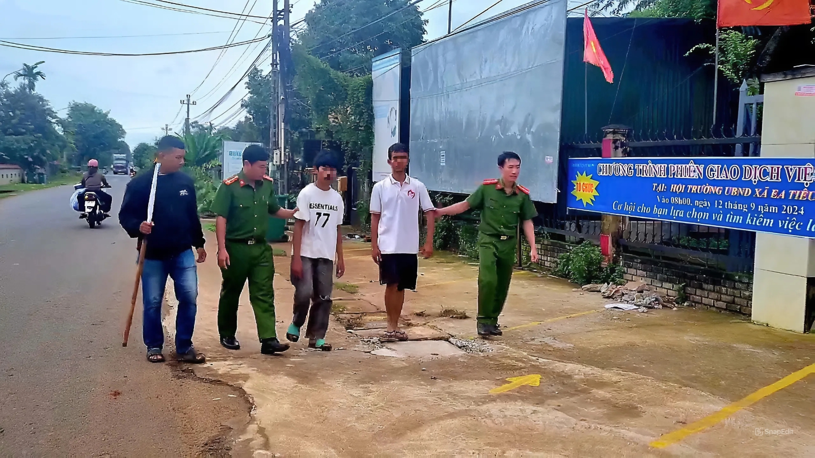 Ghen tuông , cậu 18 tuổi rủ cháu 14 tuổi chém tình địch trọng thương - Ảnh 1.