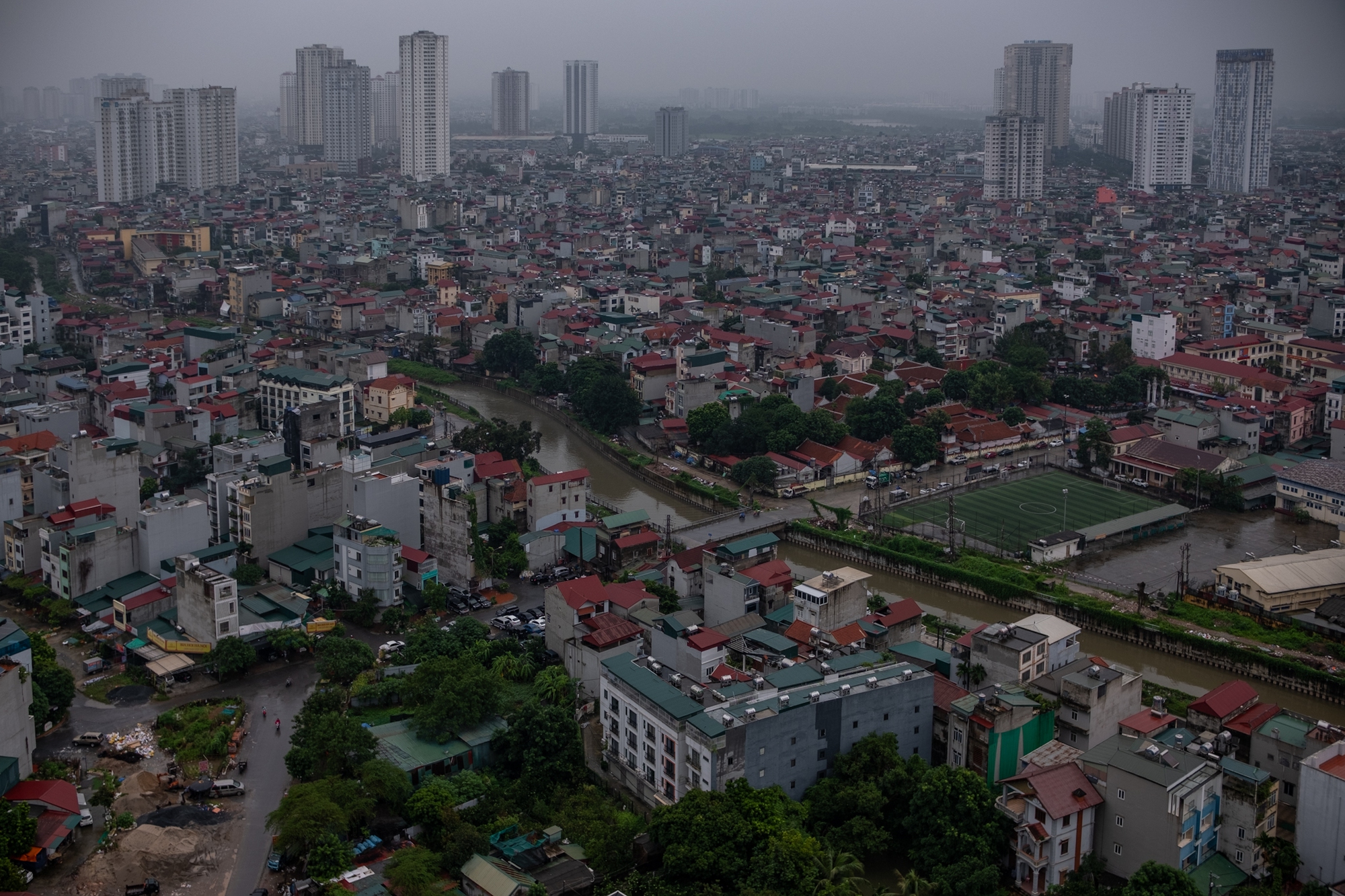 Hà Nội đón không khí lạnh đầu mùa , người dân khoác thêm áo ấm sáng đầu tuần - Ảnh 1.