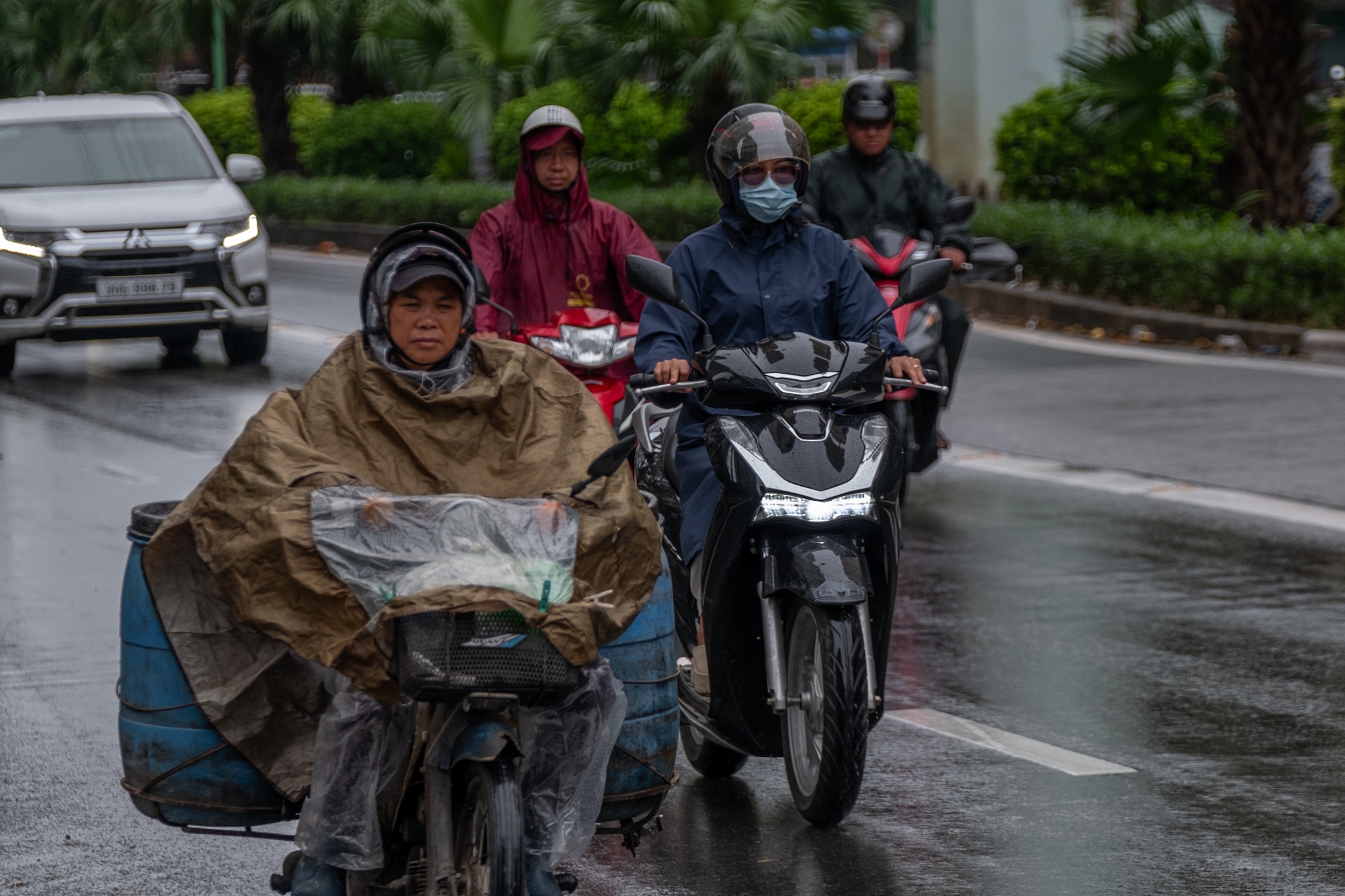 Hà Nội đón không khí lạnh đầu mùa , người dân khoác thêm áo ấm sáng đầu tuần - Ảnh 7.