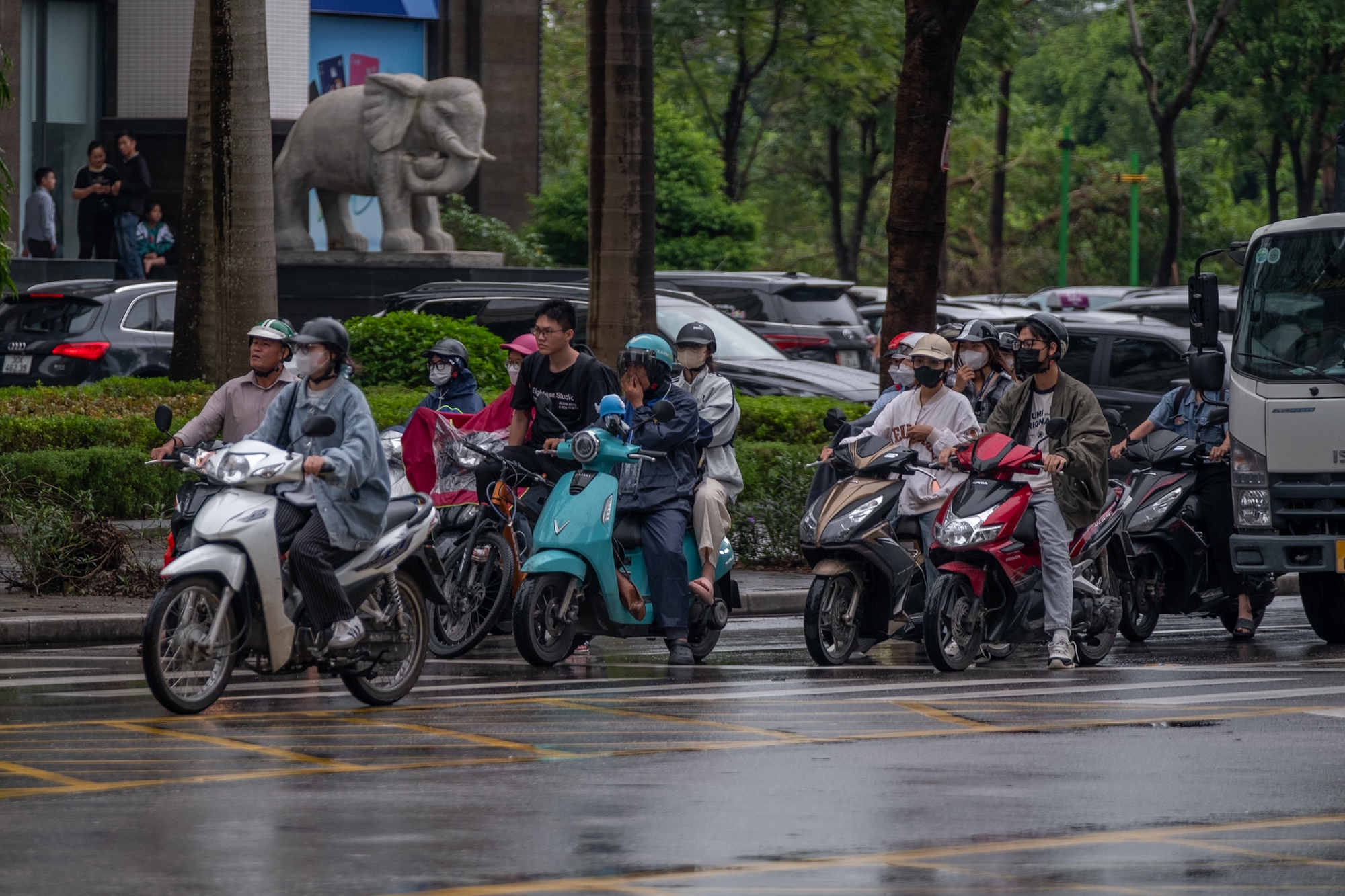 Hà Nội đón không khí lạnh đầu mùa , người dân khoác thêm áo ấm sáng đầu tuần - Ảnh 5.